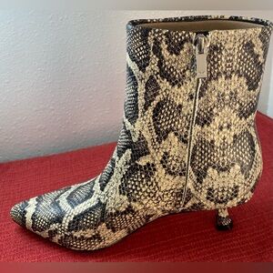 NWT…MARC FISHER… WOMENS SNAKE PRINT BOOTS